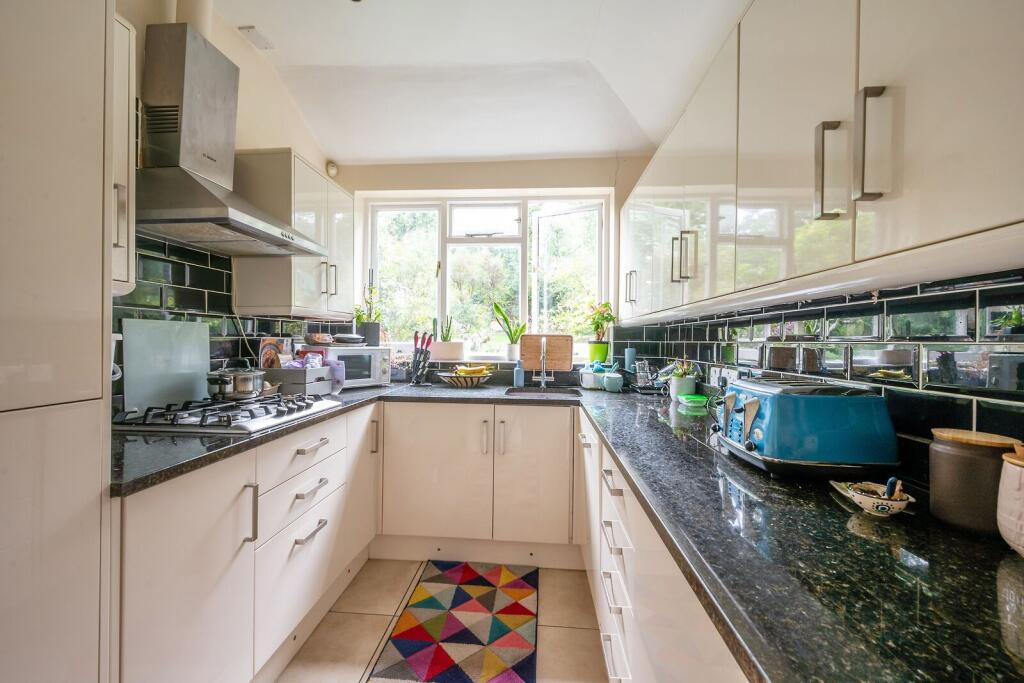 2 bed 1st Floor Flat for rent in London. From Foxtons - Putney