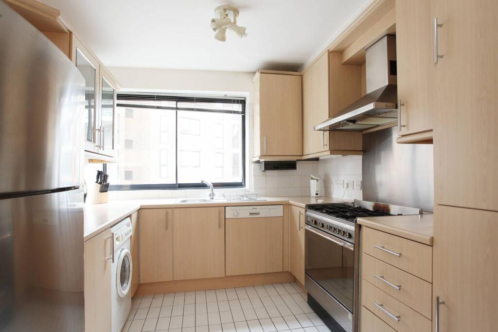 3 bed 1st Floor Flat for rent in London. From Foxtons - Shepherds Bush