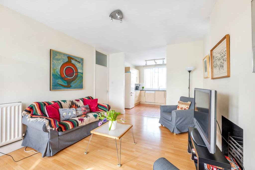 3 bed 1st Floor Flat for rent in London. From Foxtons - Shepherds Bush