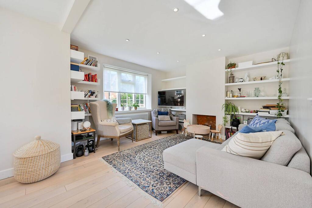 3 bed Detached for rent in London. From Foxtons - Shepherds Bush