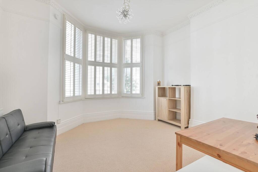 2 bed 1st Floor Flat for rent in London. From Foxtons - Shepherds Bush