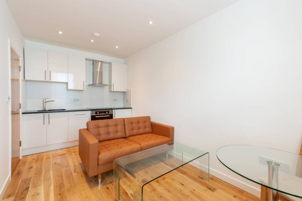 1 bed 1st Floor Flat for rent in London. From Foxtons - Shepherds Bush