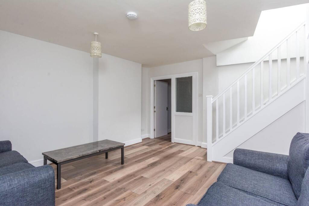 2 bed 1st Floor Flat for rent in London. From Foxtons - Shepherds Bush