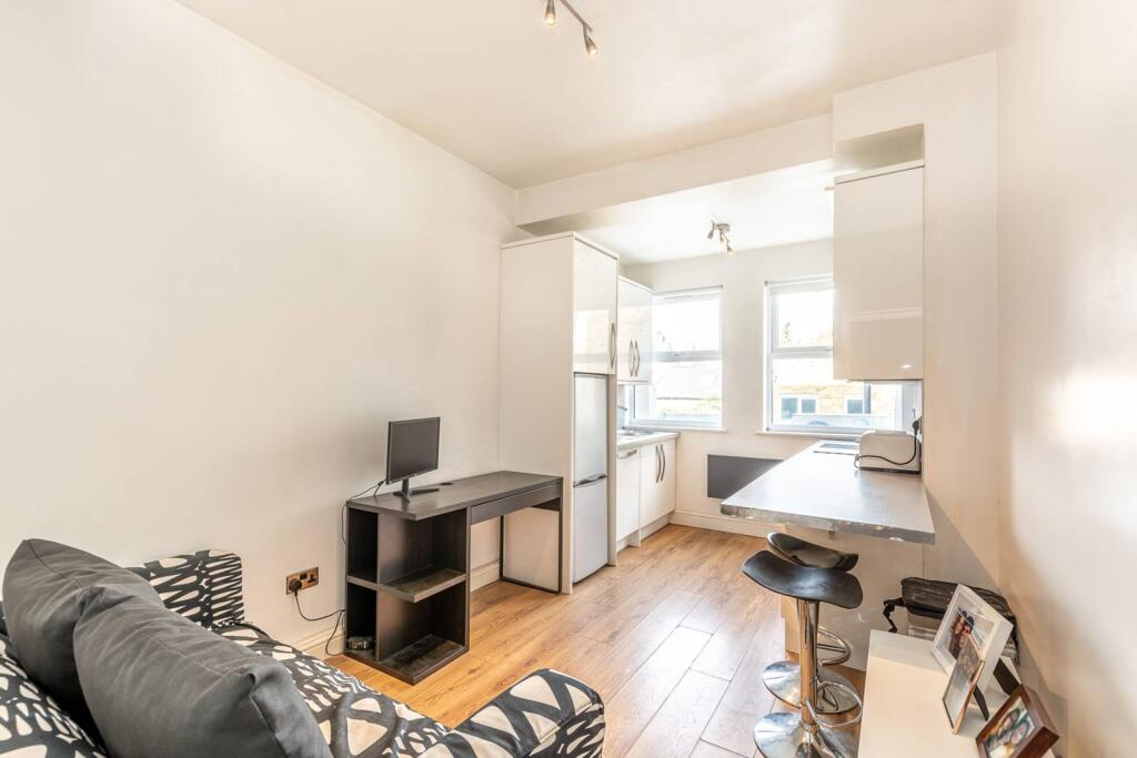 1 bed 1st Floor Flat for rent in London. From Foxtons - Shepherds Bush