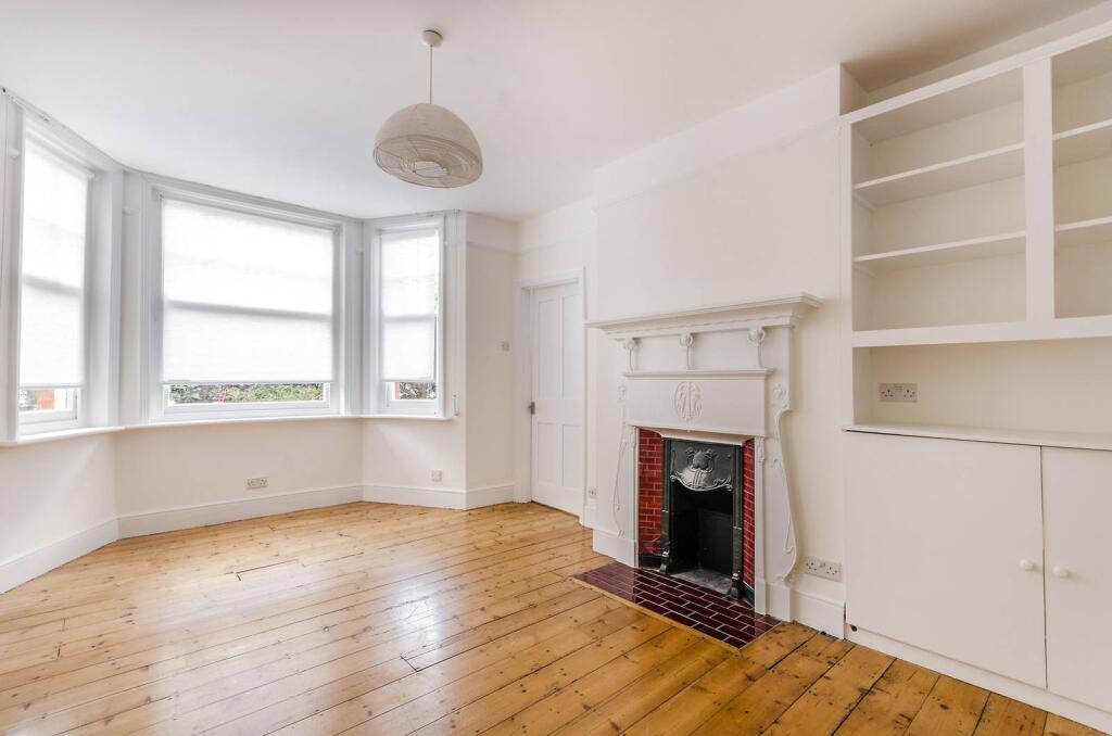 2 bed 1st Floor Flat for rent in London. From Foxtons - Shepherds Bush