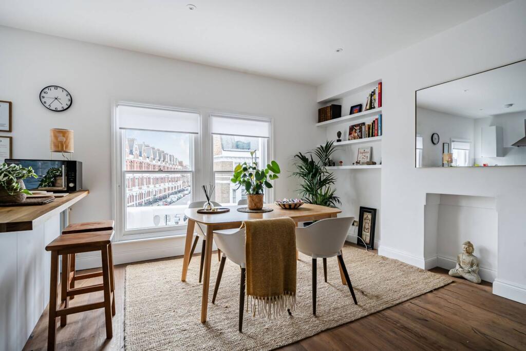 2 bed 1st Floor Flat for rent in London. From Foxtons - Shepherds Bush