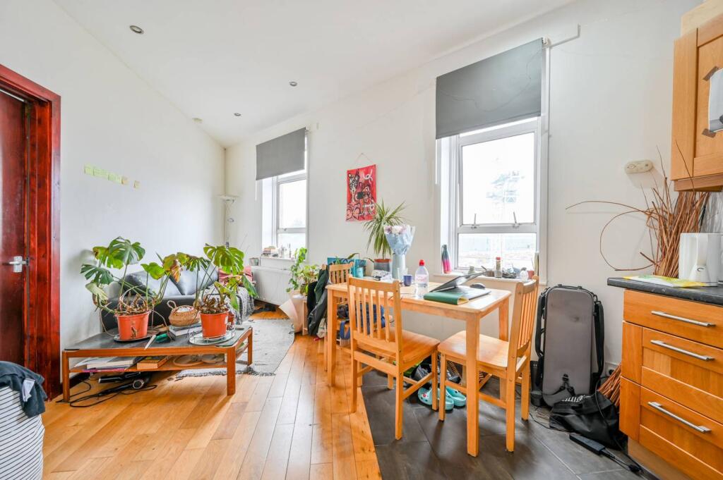 2 bed 1st Floor Flat for rent in London. From Foxtons - Shepherds Bush