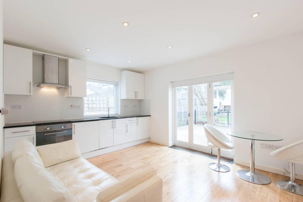 1 bed 1st Floor Flat for rent in London. From Foxtons - Shepherds Bush