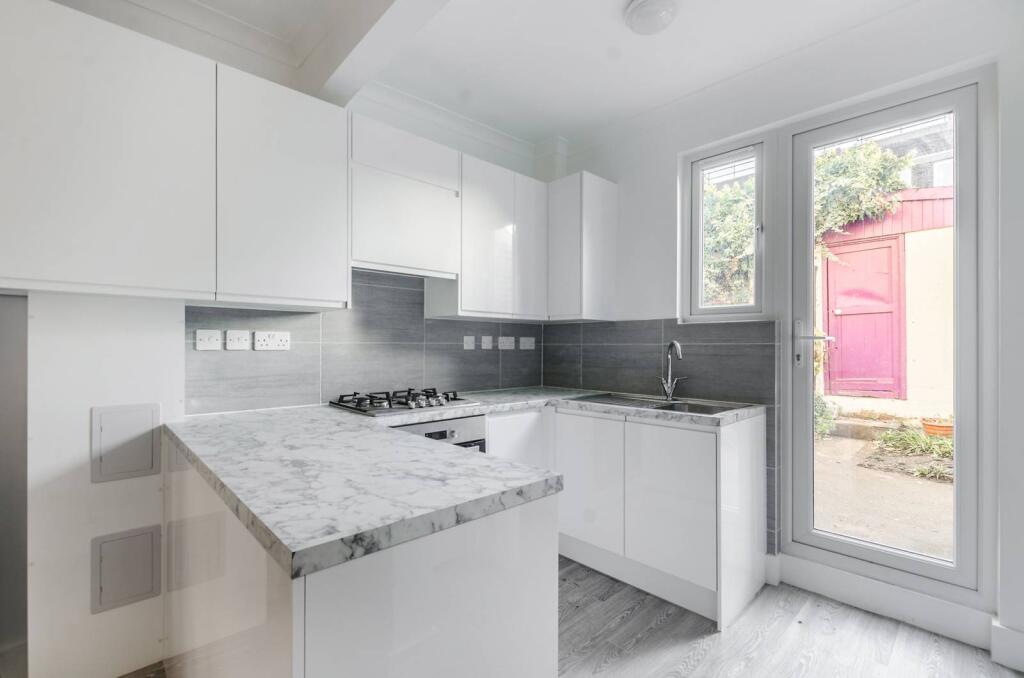 3 bed Annexe for rent in London. From Foxtons - Shepherds Bush