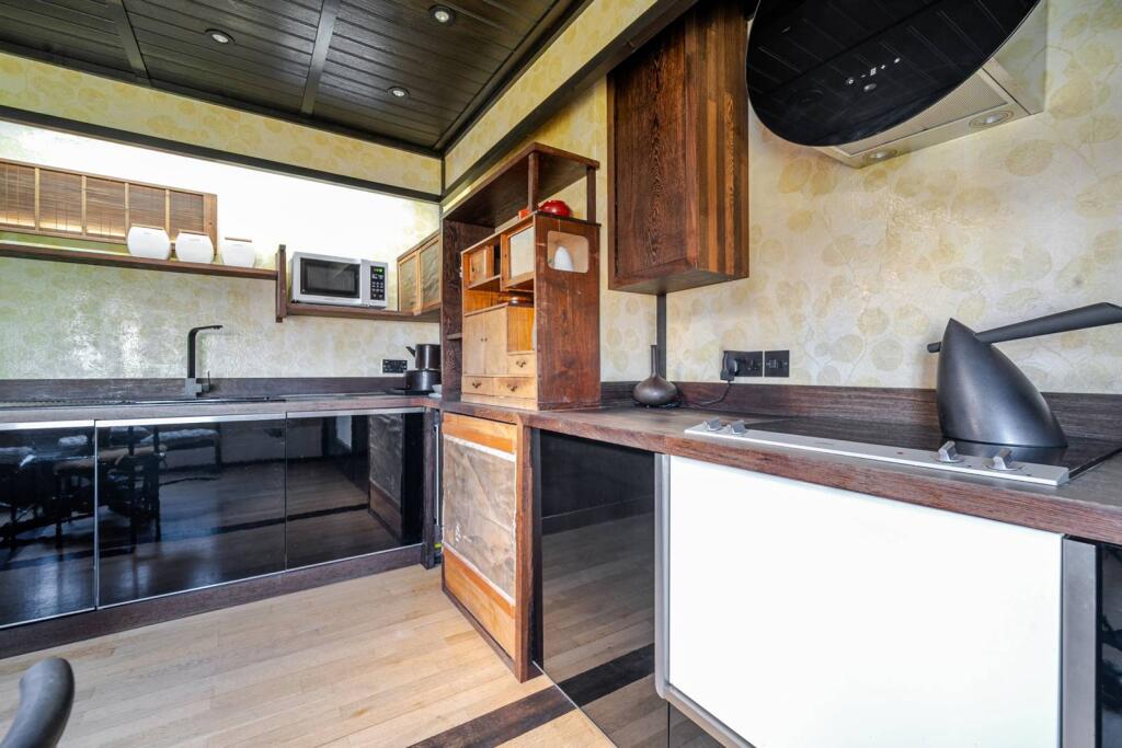 1 bed 1st Floor Flat for rent in London. From Foxtons - Shepherds Bush