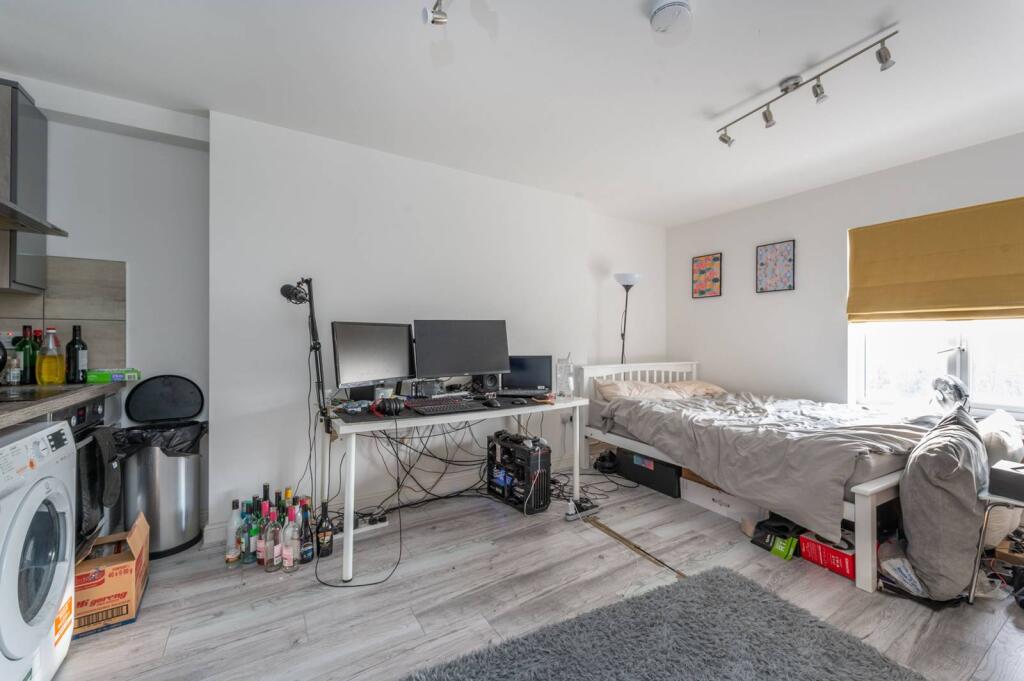 0 bed Studio for rent in London. From Foxtons - Shepherds Bush