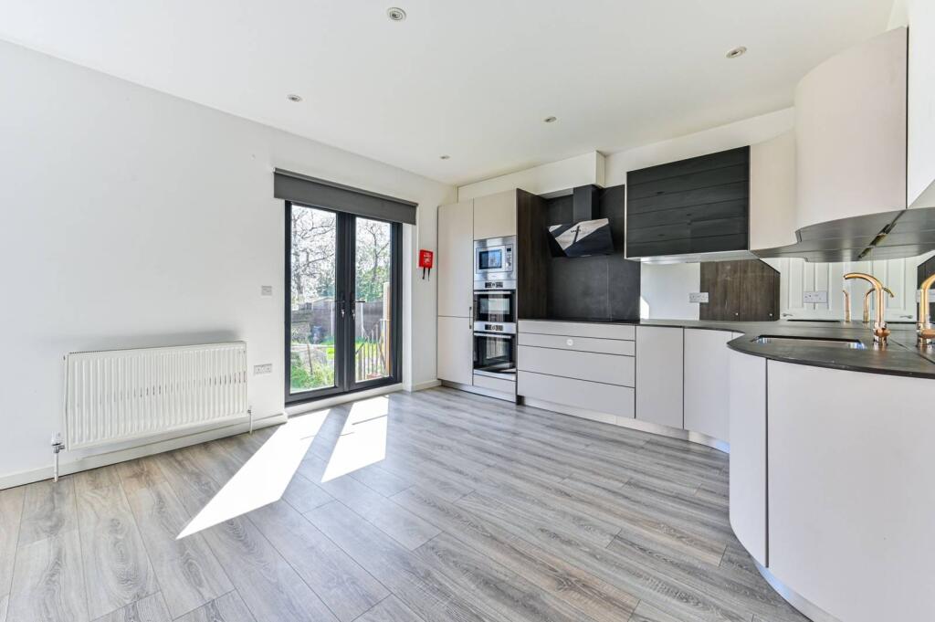 4 bed Mid Terraced House for rent in London. From Foxtons - Shepherds Bush 4 bed Mid Terraced House for rent in London. From Foxtons - Shepherds Bush