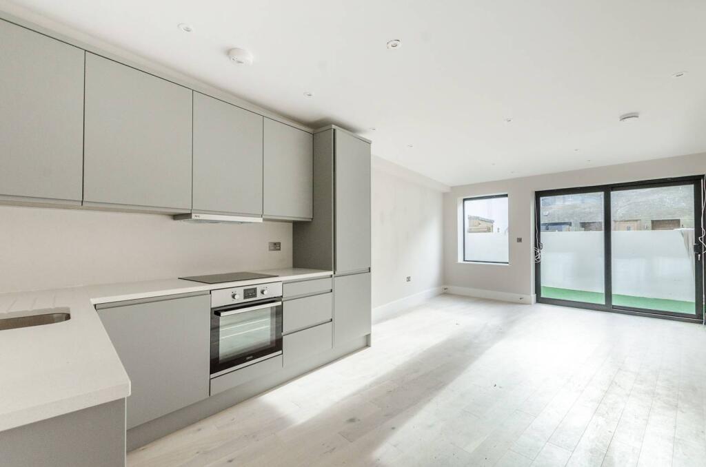 1 bed 1st Floor Flat for rent in Hammersmith. From Foxtons - Shepherds Bush