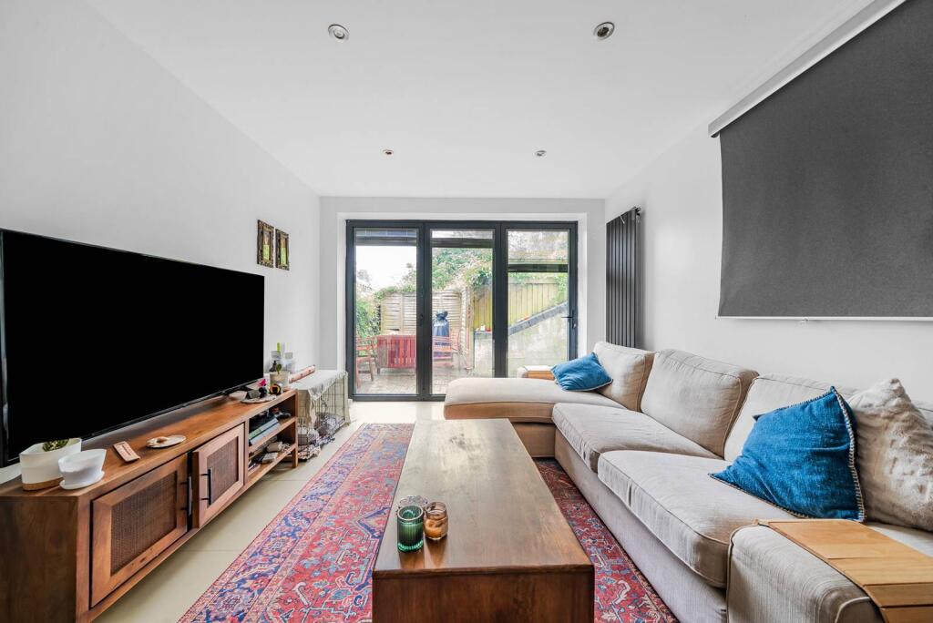 2 bed Detached for rent in London. From Foxtons - Shepherds Bush