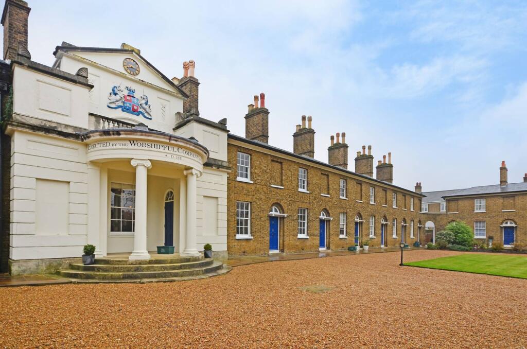 1 bed Mid Terraced House for rent in London. From Foxtons - Shepherds Bush