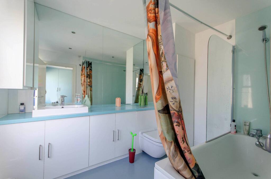 1 bed 1st Floor Flat for rent in Hammersmith. From Foxtons - Shepherds Bush