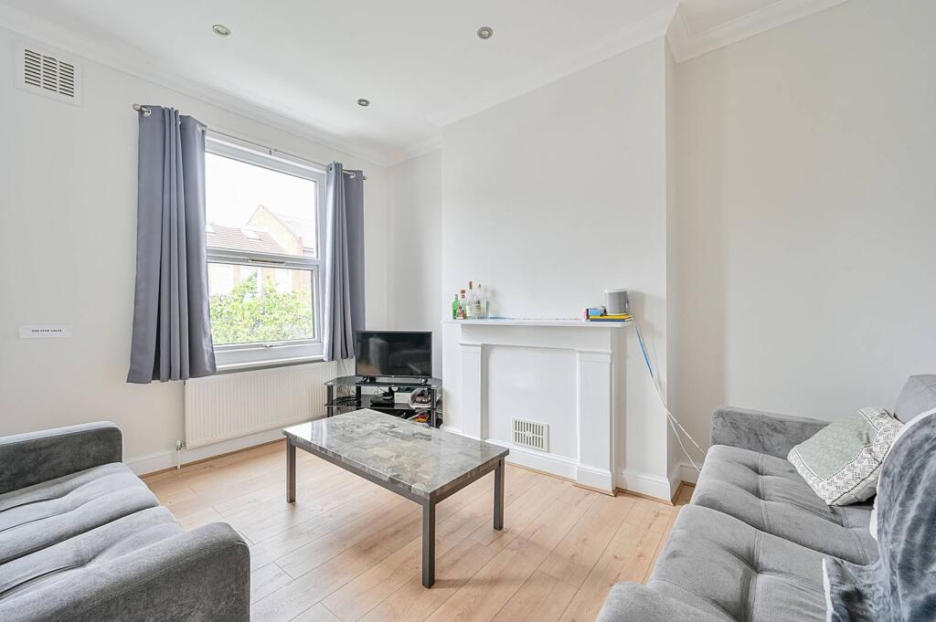 3 bed 1st Floor Flat for rent in Hammersmith. From Foxtons - Shepherds Bush
