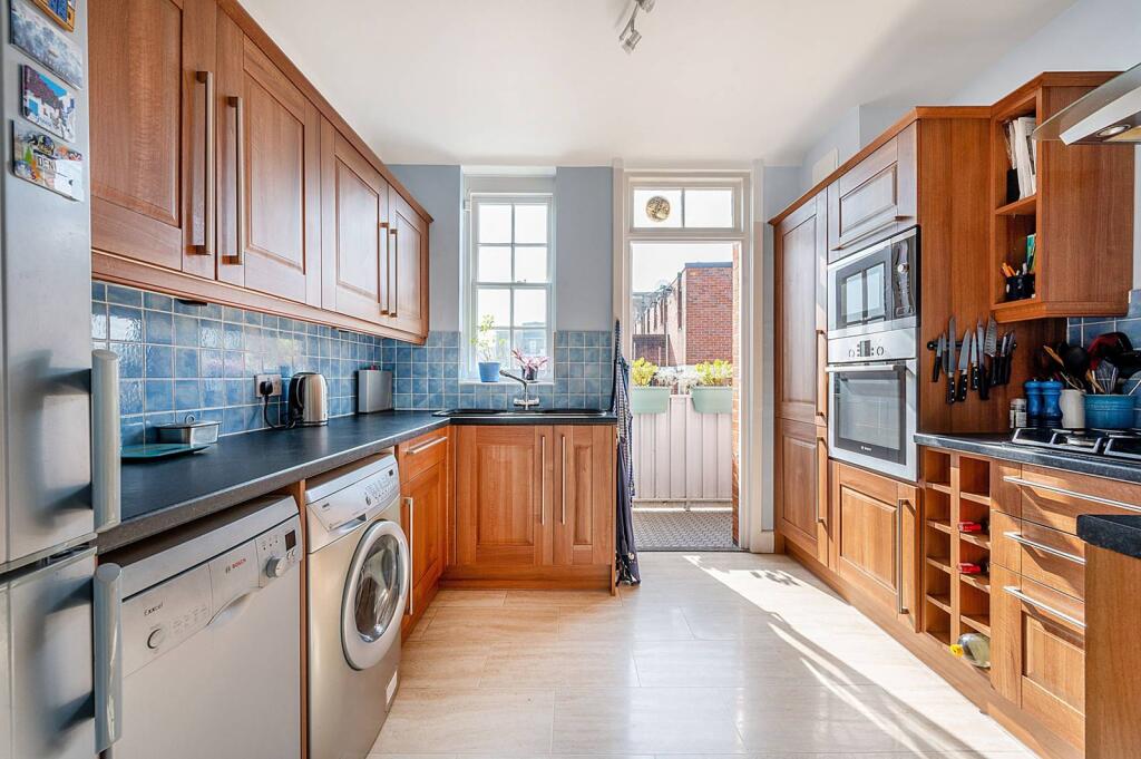 1 bed 1st Floor Flat for rent in London. From Foxtons - Shepherds Bush