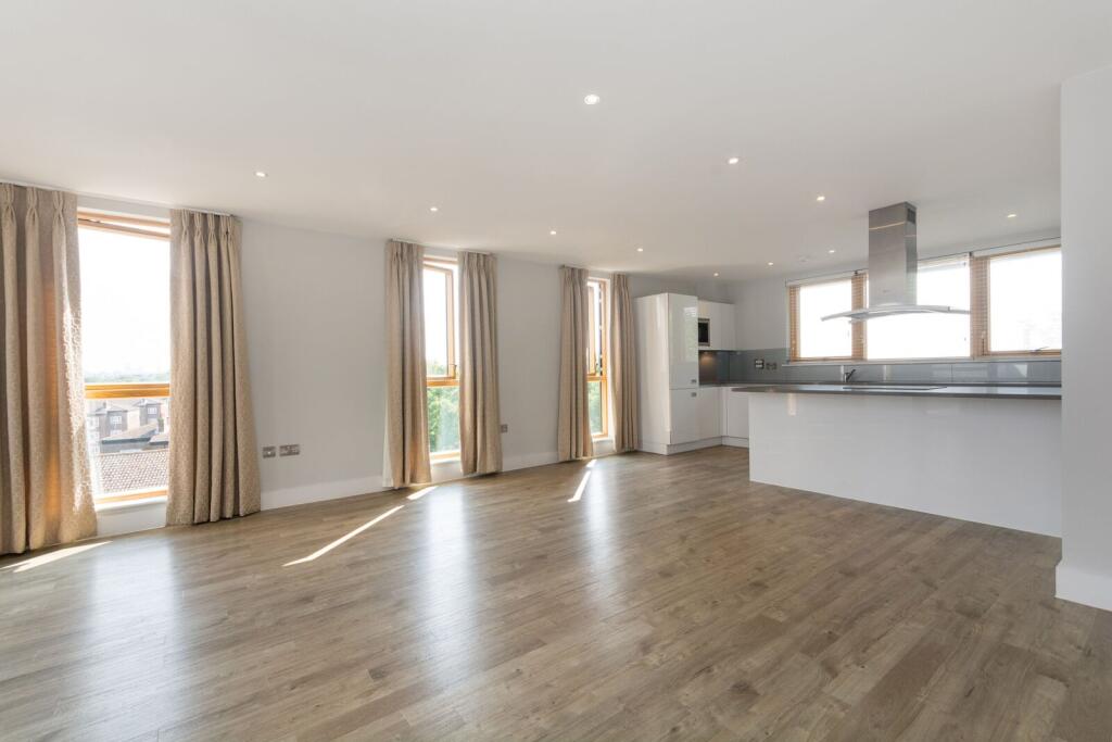3 bed 1st Floor Flat for rent in Acton. From Foxtons - Shepherds Bush