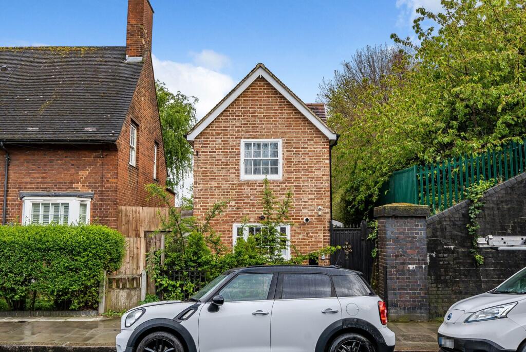 2 bed Detached for rent in Acton. From Foxtons - Shepherds Bush