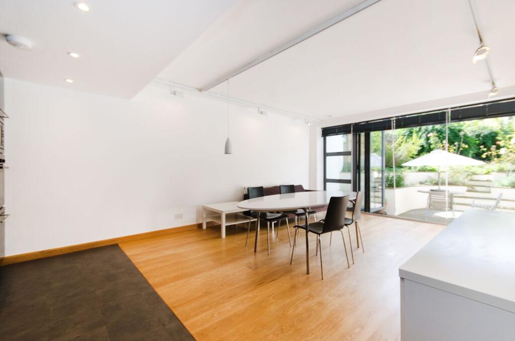 2 bed 1st Floor Flat for rent in Kensington. From Foxtons - Shepherds Bush