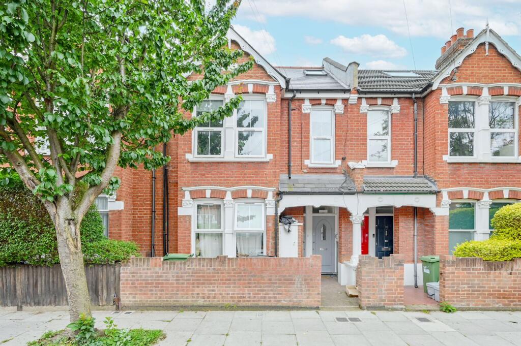 3 bed 1st Floor Flat for rent in Hammersmith. From Foxtons - Shepherds Bush