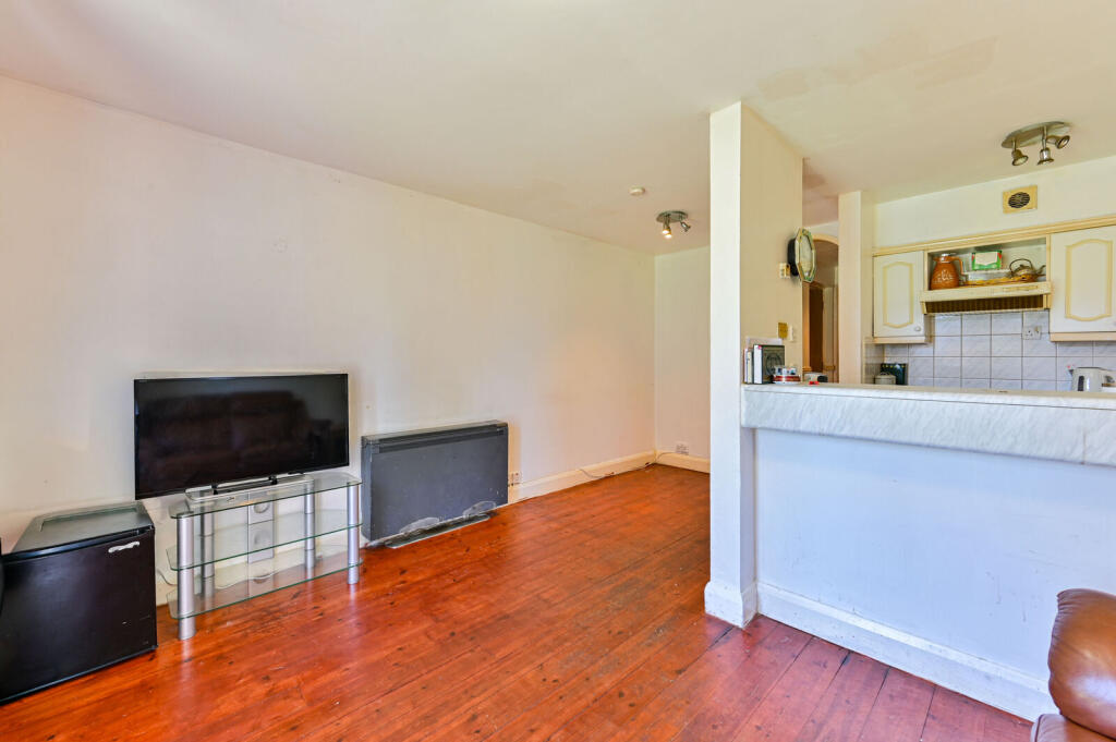 1 bed 1st Floor Flat for rent in London. From Foxtons - Shepherds Bush