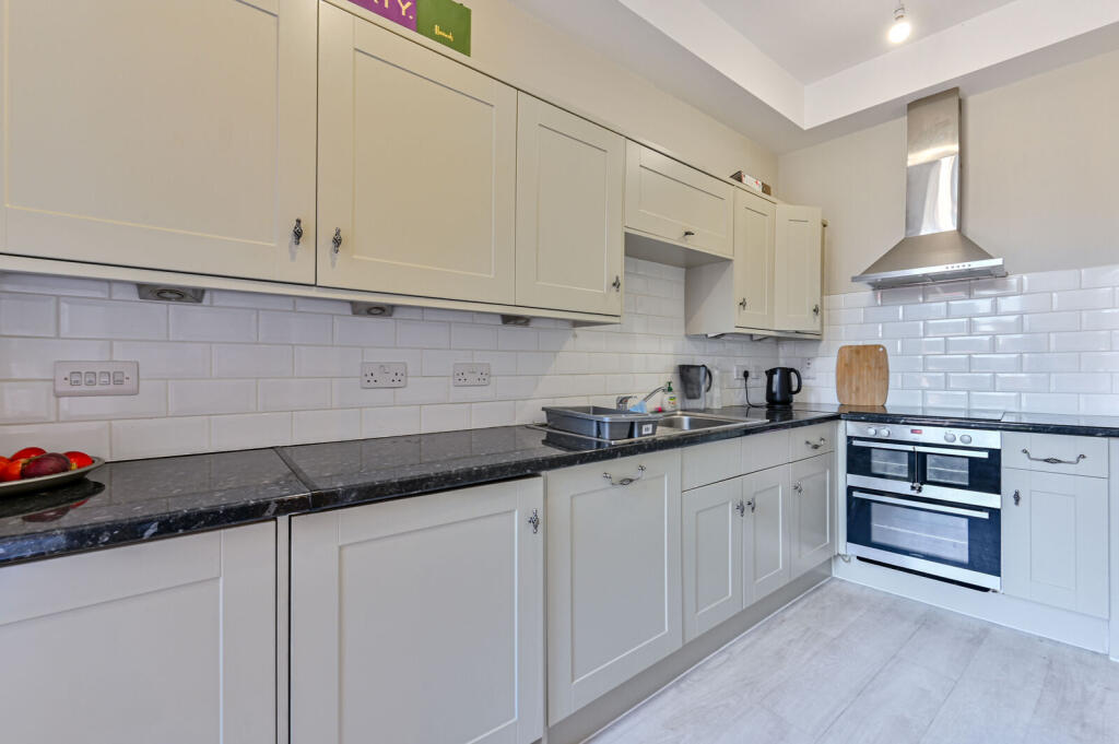 1 bed 1st Floor Flat for rent in London. From Foxtons - Shepherds Bush