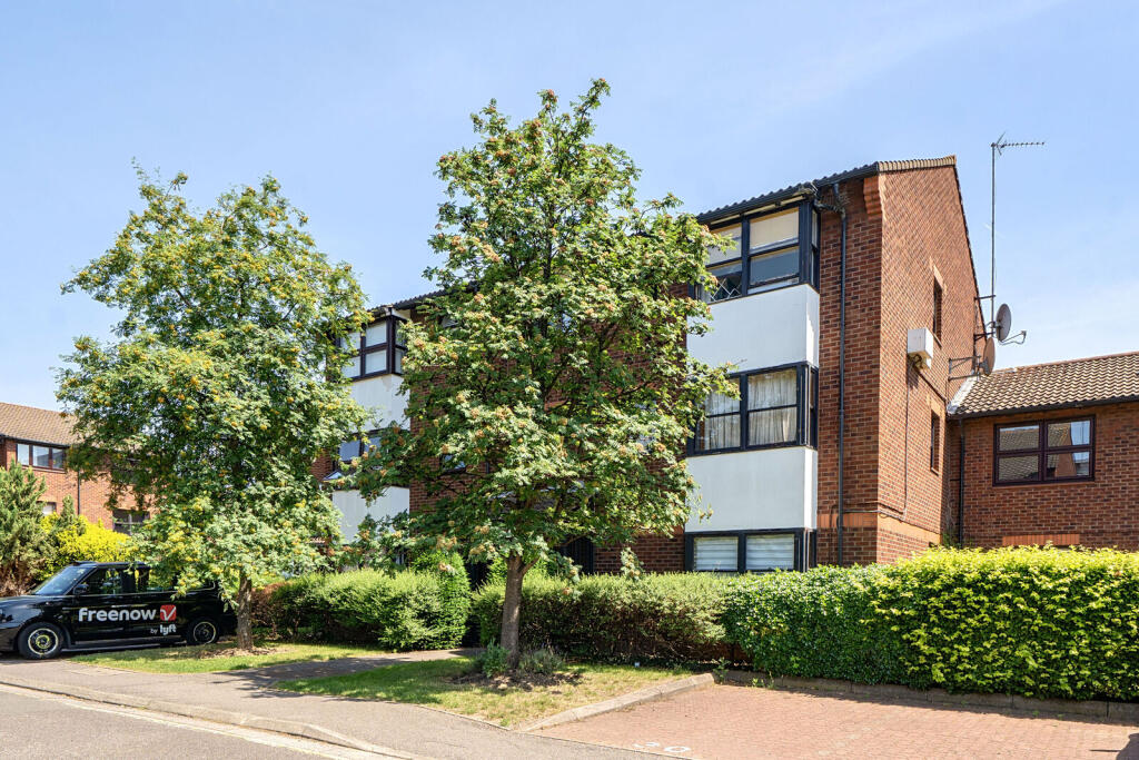 4 bed Studio for rent in Acton. From Foxtons - Shepherds Bush