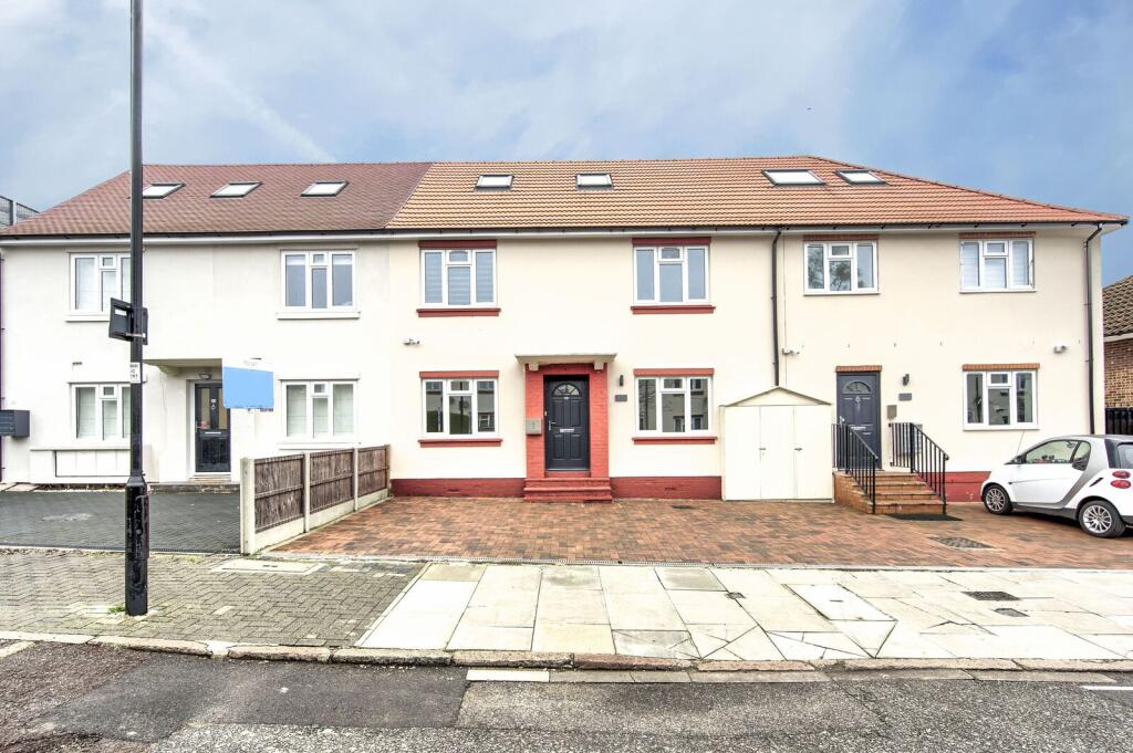 3 bed 1st Floor Flat for rent in Acton. From Foxtons - Shepherds Bush
