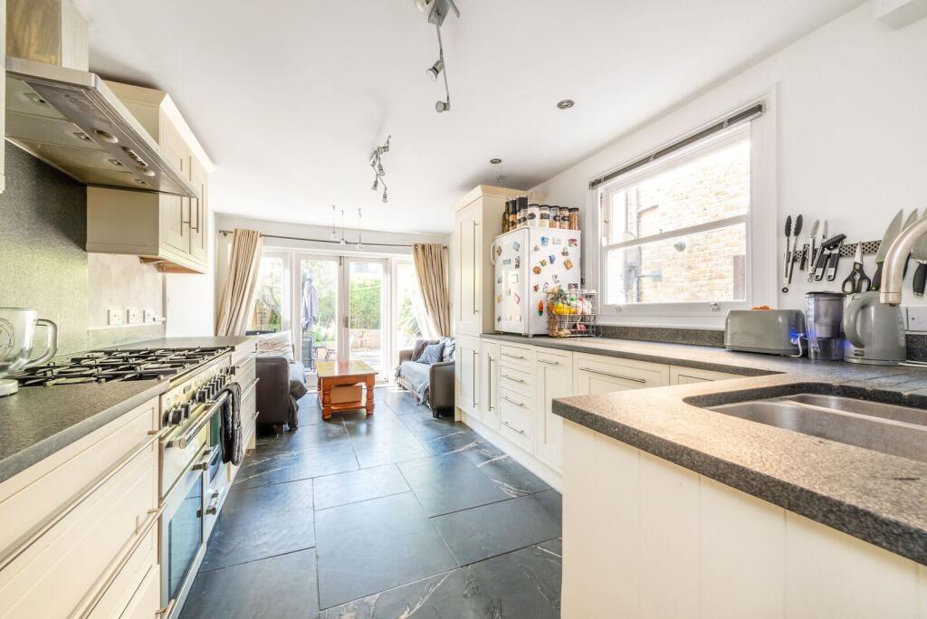 3 bed Detached for rent in Acton. From Foxtons - Shepherds Bush 3 bed Detached for rent in Acton. From Foxtons - Shepherds Bush