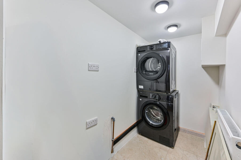 2 bed 1st Floor Flat for rent in London. From Foxtons - Shepherds Bush