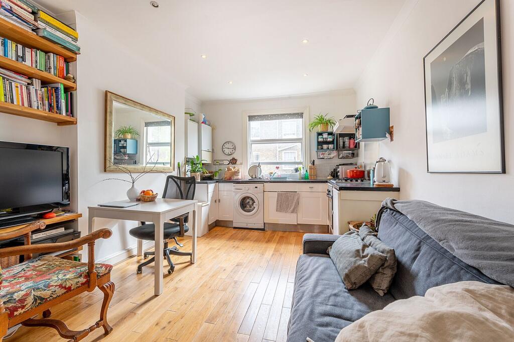 1 bed 1st Floor Flat for rent in London. From Foxtons - Shepherds Bush