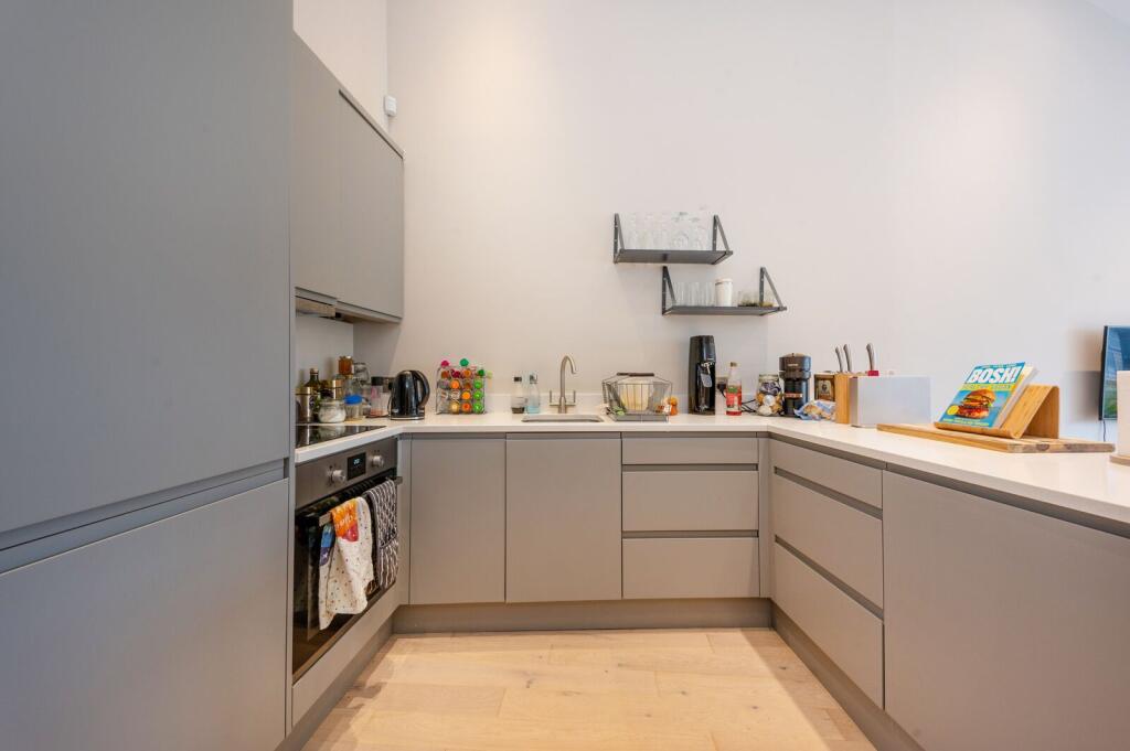 2 bed 1st Floor Flat for rent in Hammersmith. From Foxtons - Shepherds Bush