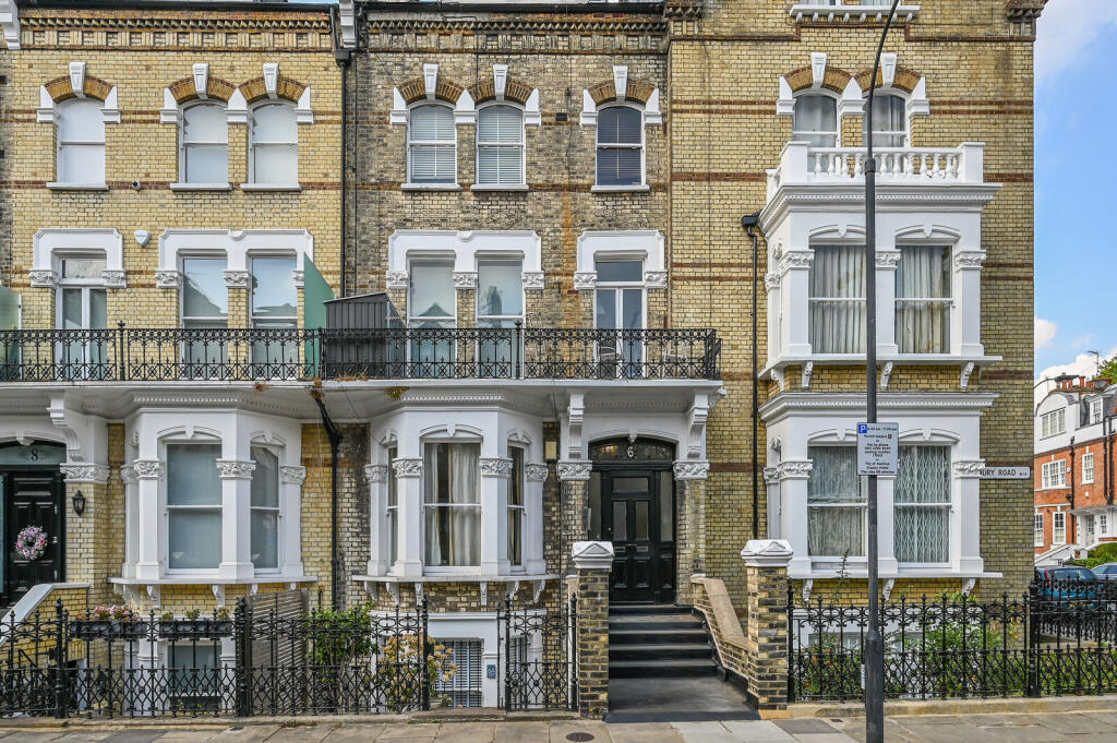 1 bed 1st Floor Flat for rent in Kensington. From Foxtons - Shepherds Bush
