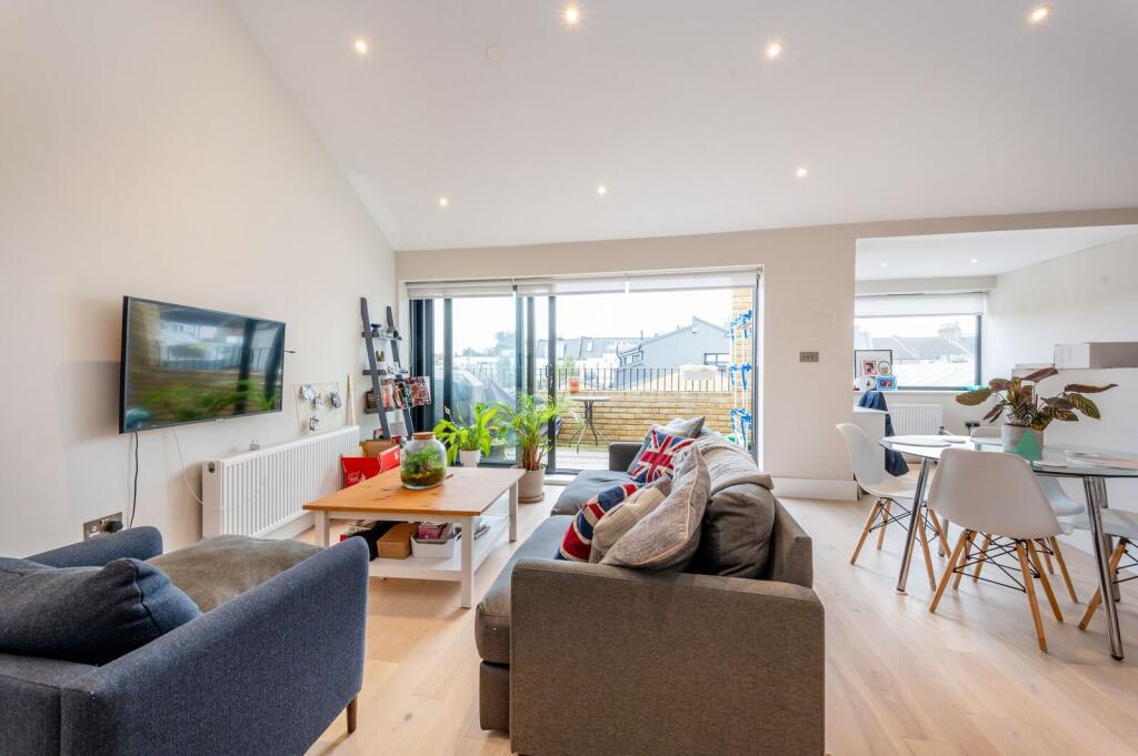 2 bed 1st Floor Flat for rent in London. From Foxtons - Shepherds Bush