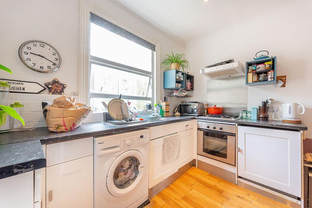 1 bed 1st Floor Flat for rent in London. From Foxtons - Shepherds Bush