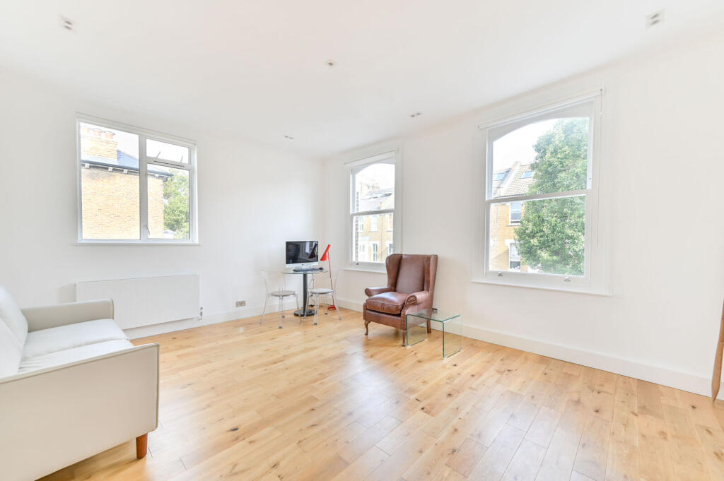 1 bed 1st Floor Flat for rent in Hammersmith. From Foxtons - Shepherds Bush