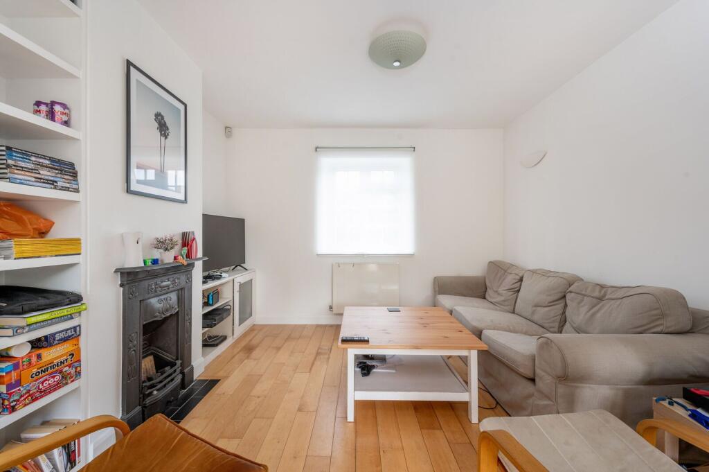 3 bed Detached for rent in London. From Foxtons - Shepherds Bush
