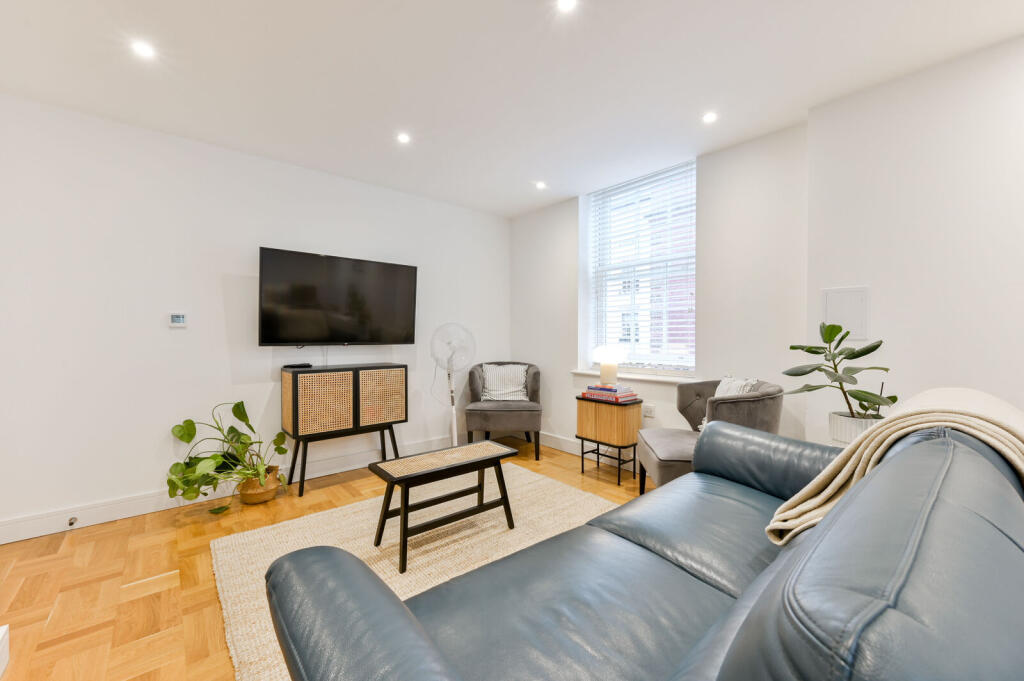 1 bed 1st Floor Flat for rent in Kensington. From Foxtons - Shepherds Bush