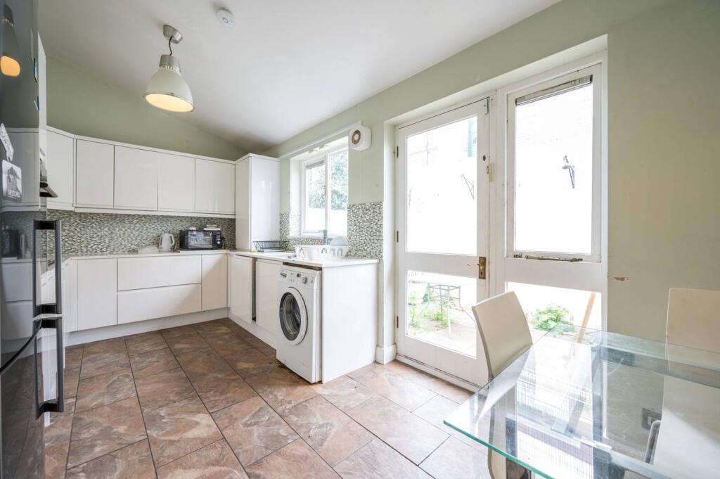 3 bed 1st Floor Flat for rent in London. From Foxtons - Shoreditch