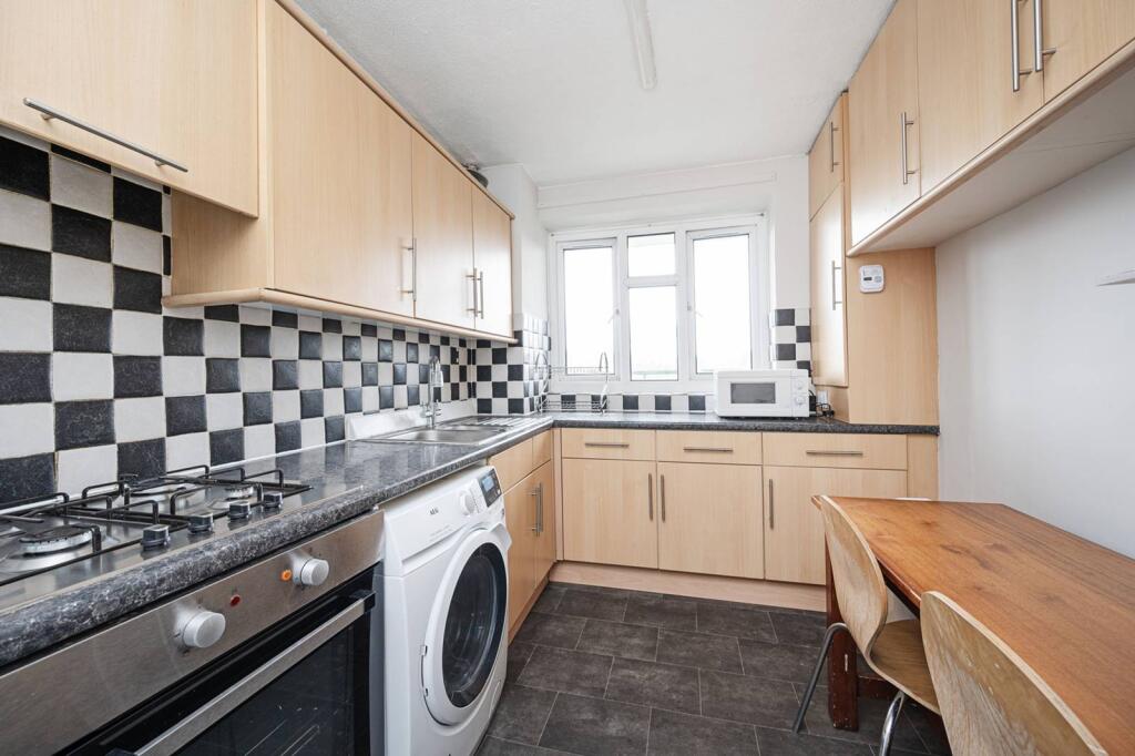 3 bed 1st Floor Flat for rent in London. From Foxtons - Shoreditch