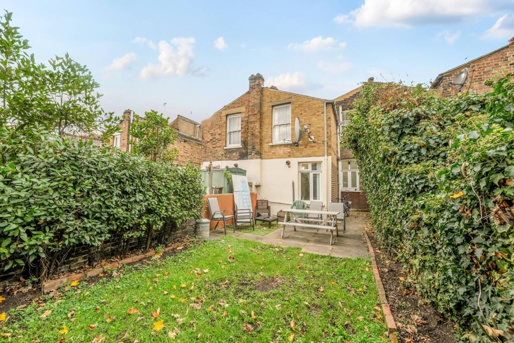 3 bed Detached for rent in London. From Foxtons - Shoreditch