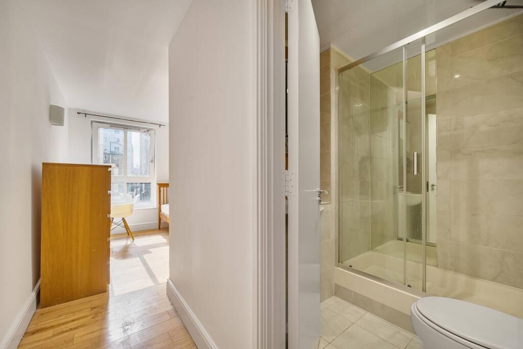 3 bed 1st Floor Flat for rent in London. From Foxtons - Shoreditch