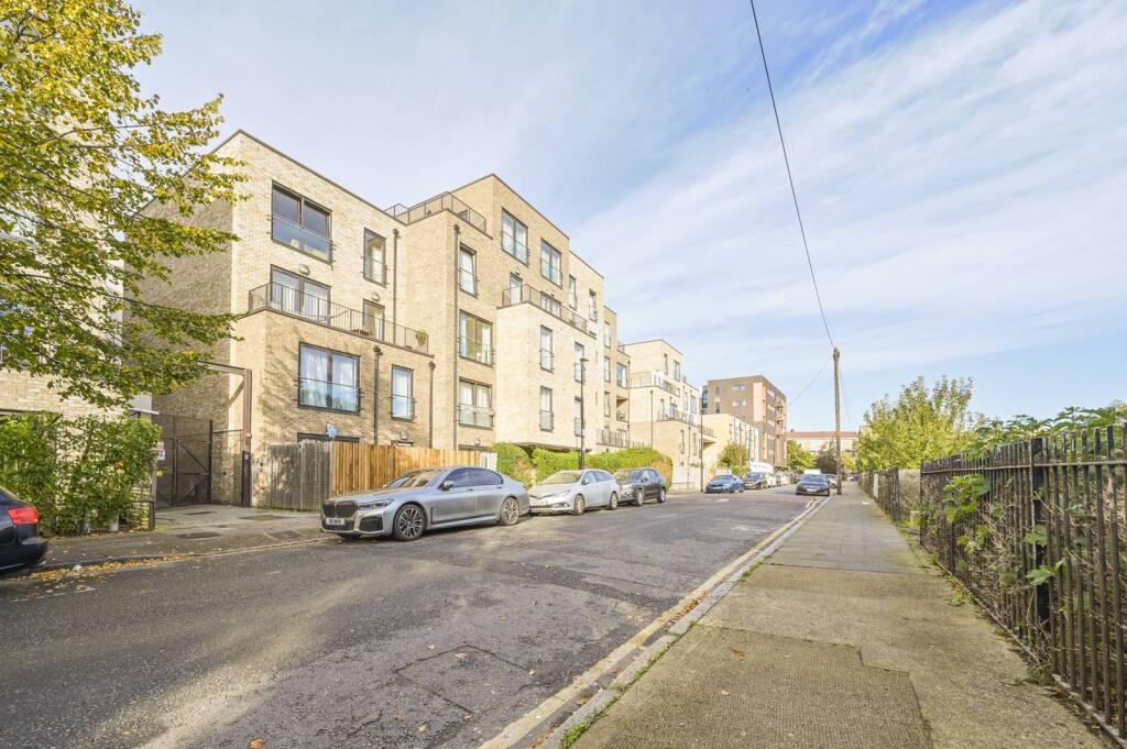 3 bed 1st Floor Flat for rent in London. From Foxtons - Shoreditch