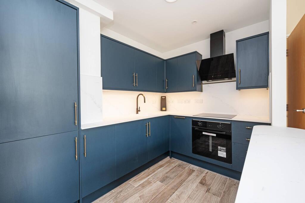 3 bed 1st Floor Flat for rent in Stepney. From Foxtons - Shoreditch