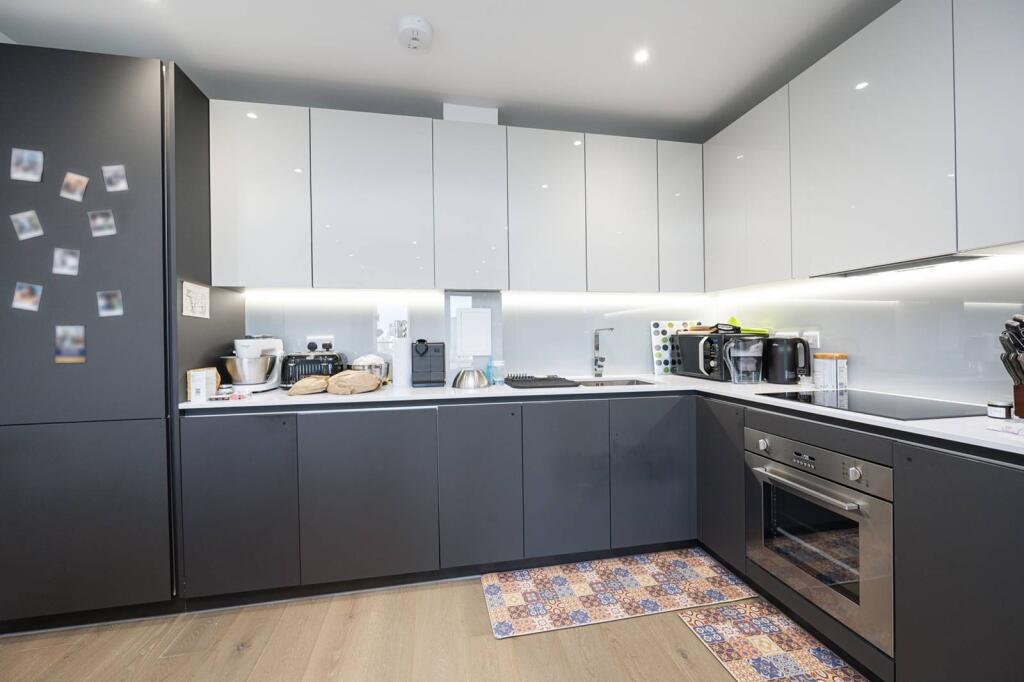 2 bed 1st Floor Flat for rent in Stepney. From Foxtons - Shoreditch