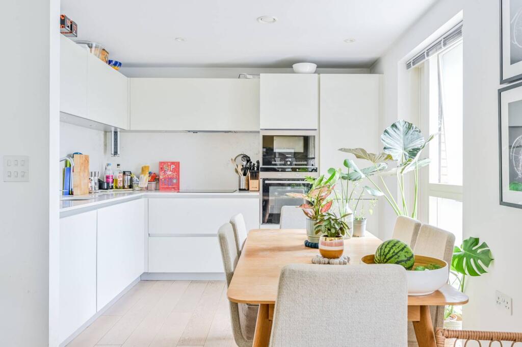 3 bed 1st Floor Flat for rent in Islington. From Foxtons - Shoreditch