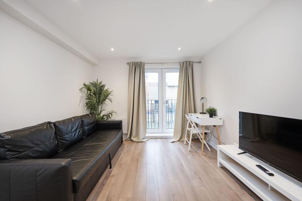 1 bed 1st Floor Flat for rent in Bethnal Green. From Foxtons - Shoreditch