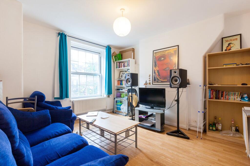 3 bed 1st Floor Flat for rent in Stepney. From Foxtons - Shoreditch